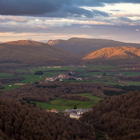 Lorentx Aterpea Burguete Exteriér fotografie