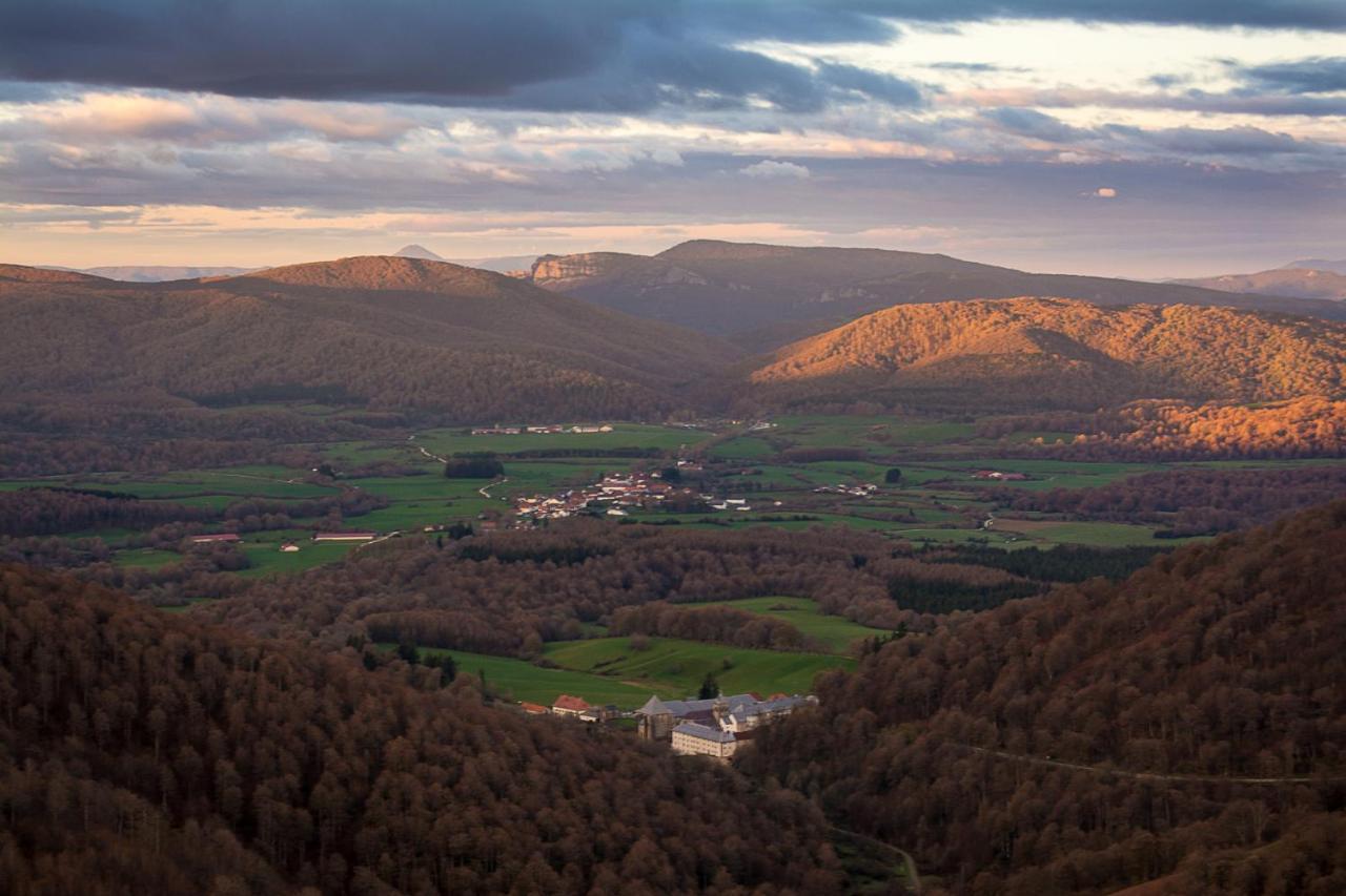 Lorentx Aterpea Burguete Exteriér fotografie